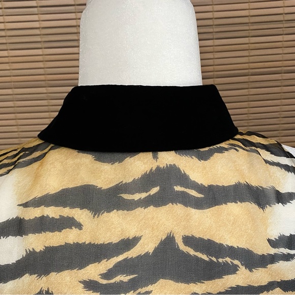 Sheer animal print blouse, velvety collar, button front, versatile - Picture 4 of 10